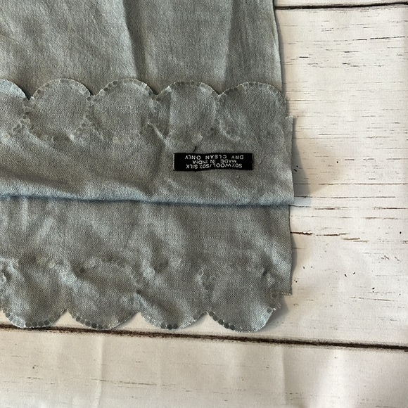 Dressy scarf/wrap Silver with rhinestone trim - Picture 5 of 7